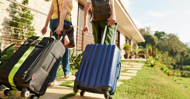 O Google Trends mostra dois Brasis viajando para fora. Um busca preço. O outro busca saída. O setor hoteleiro ainda não separou os dois.