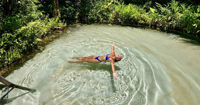 Silêncio e trilha são produto. 71% dos viajantes já trocaram o resort pela floresta. O setor ainda está tentando entender o que aconteceu.